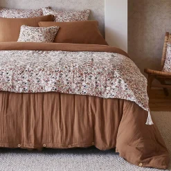 Altobuy ADONIS - Chemin de Lit 90x200cm Gaze de Coton Blanc Imprimé Fleur Détail 4 Pompons