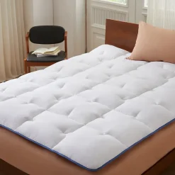 Casabel surmatelas enveloppant 140x200 cm en microfibre respirante, ultra moelleux, anti-acariens, avec liseré bleu