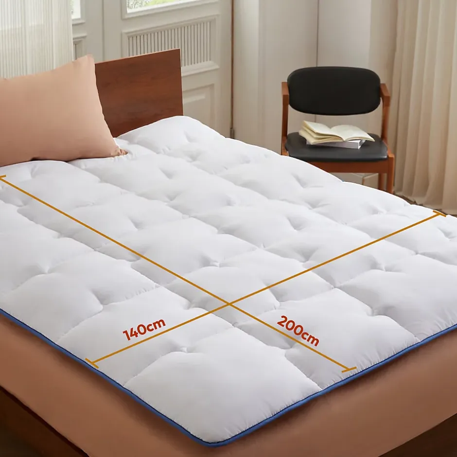 Casabel surmatelas enveloppant 140x200 cm en microfibre respirante, ultra moelleux, anti-acariens, avec liseré bleu
