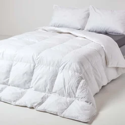 Homescapes Couette tempérée 230 x 220 cm en duvet et plumes d'oie 10.5 Tog -