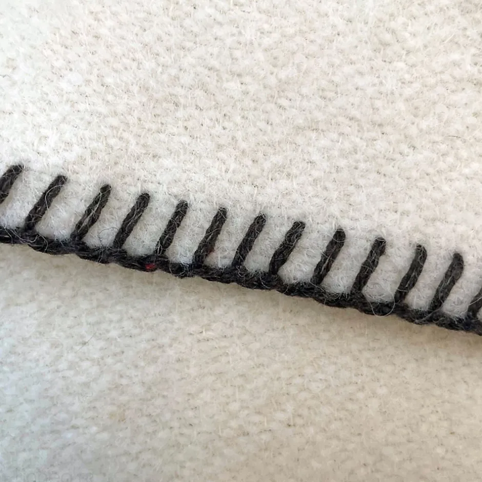 Linnea Couverture 100% laine grattée 2 faces 240x260 cm ASPEN blanc fil gris New