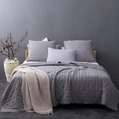 Linder Couvre lit matelassé et moelleux (230x250 cm - Gris clair)