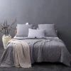 Linder Couvre lit matelassé et moelleux (180x240 cm - Gris clair)
