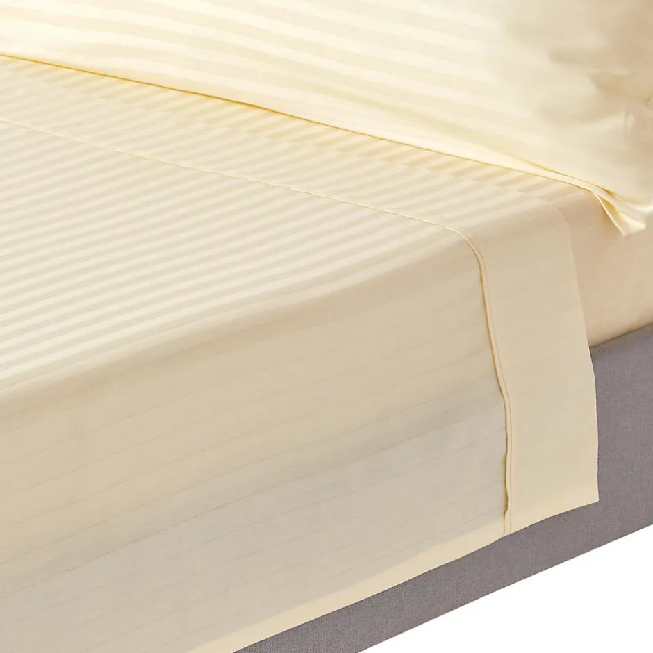 Homescapes Drap plat satin rayé en coton égyptien 330 fils jaune pâle, 240x275 cm -