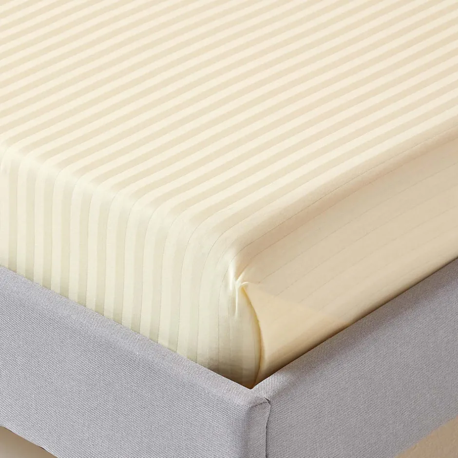 Homescapes Drap plat satin rayé en coton égyptien 330 fils jaune pâle, 240x275 cm -