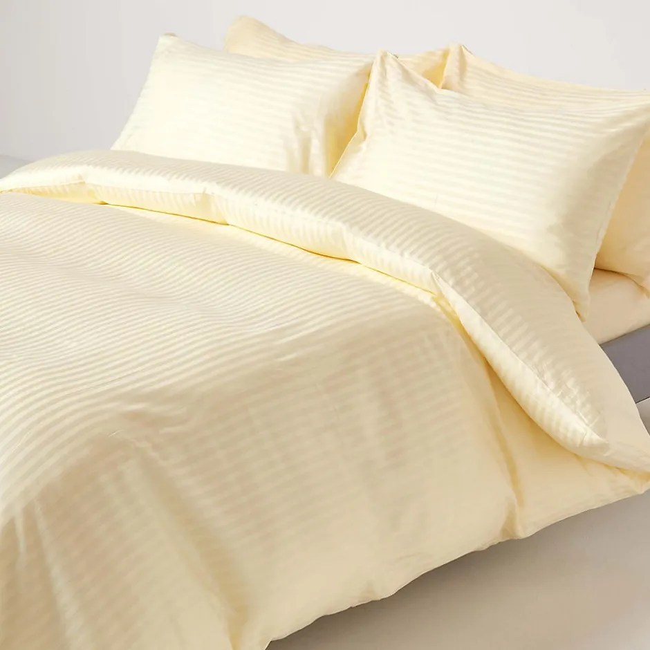 Homescapes Drap plat satin rayé en coton égyptien 330 fils jaune pâle, 240x275 cm -