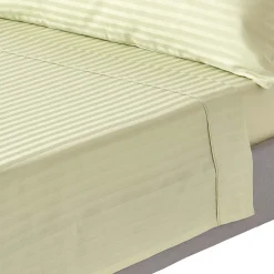Homescapes Drap plat satin rayé en coton égyptien 330 fils vert sauge, 240x275 cm -