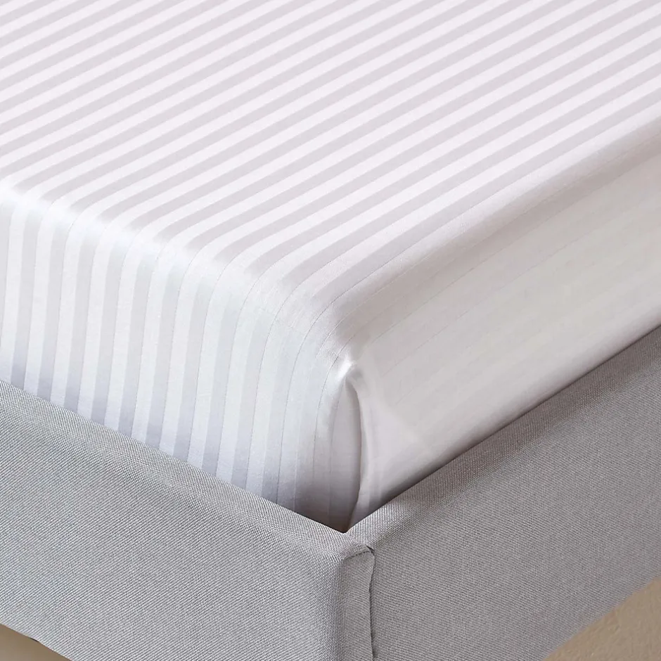 Homescapes Drap plat satin rayé en coton égyptien 330 fils blanc, 240x275 cm -