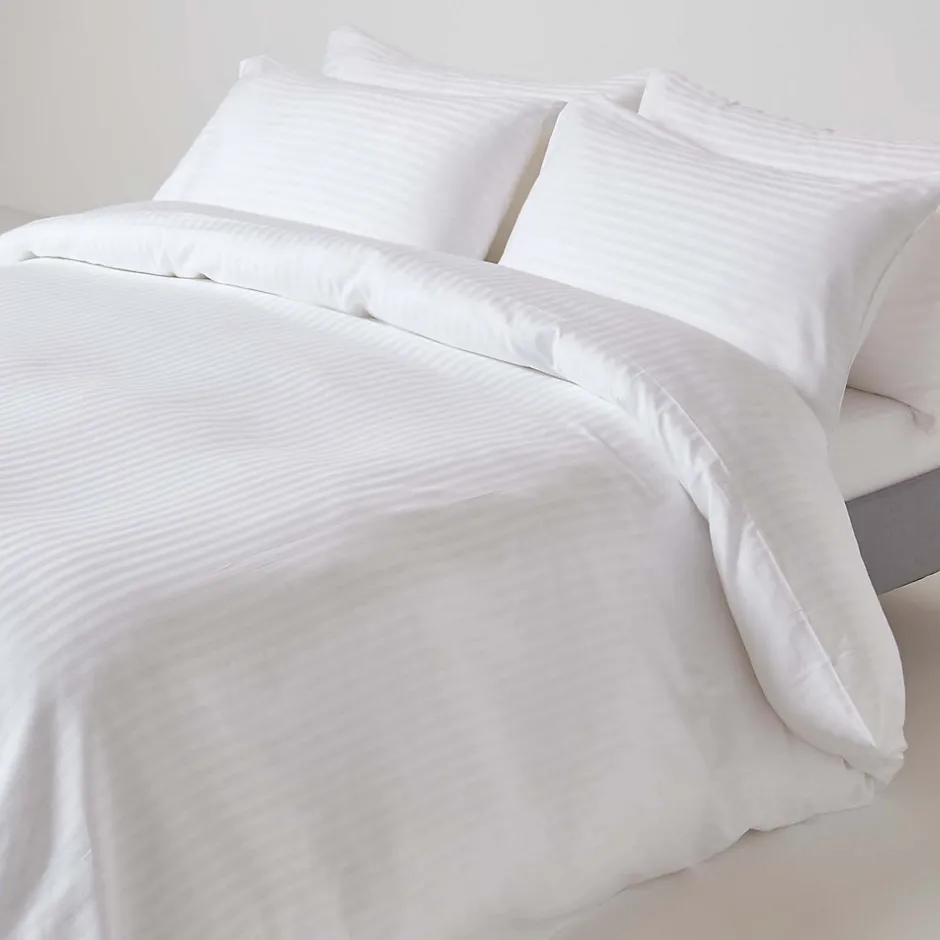Homescapes Drap plat satin rayé en coton égyptien 330 fils blanc, 240x275 cm -