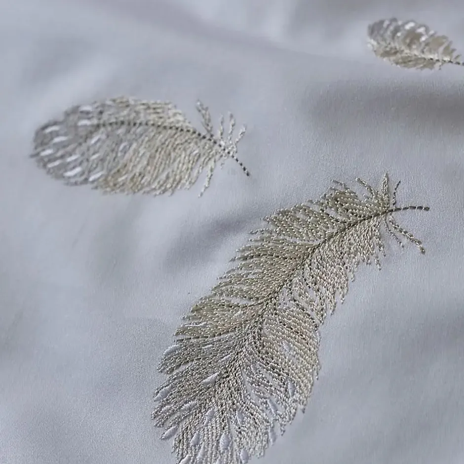 Linnea Housse de couette brodée 200x200 cm en satin de coton NINA blanc