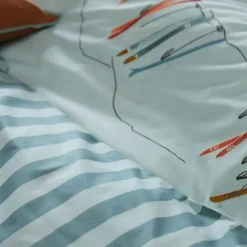 Linnea Housse de couette brodée 140x200 cm en percale de coton PASSE MONTAGNE bleu givré New