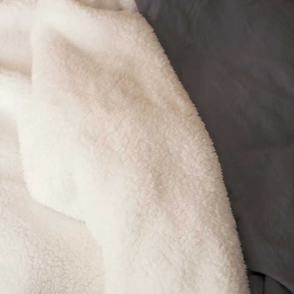 Cote Deco Housse de couette 260x240 + 2 taies Chaude et douillette grise
