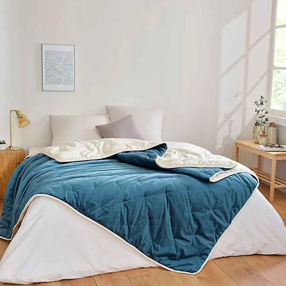 Toison d'Or Jeté de lit réversible en velours et microfibre (150x200 cm - Bleu Paon) Sale