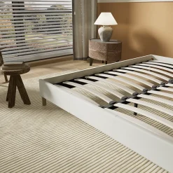 November Lit avec sommier lattes en bois - 140x200 cm - Tissu Blanc - Pieds en bois Best