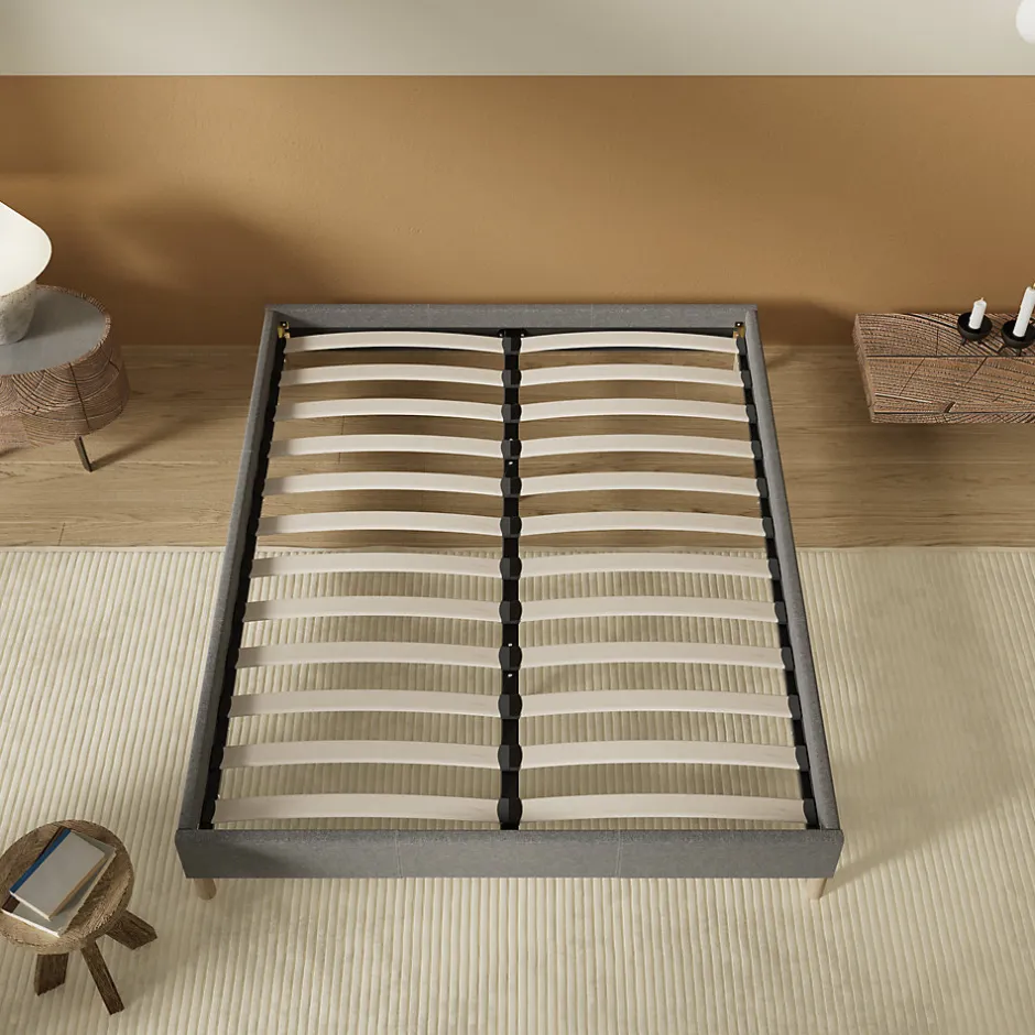 November Lit avec sommier lattes en bois - 140x200 cm - Tissu Gris - Pieds en bois