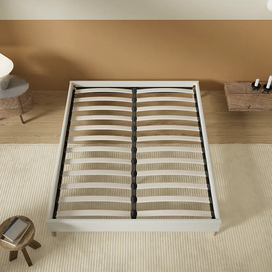 November Lit avec sommier lattes en bois - 160x200 cm - Tissu Blanc - Pieds en bois Discount
