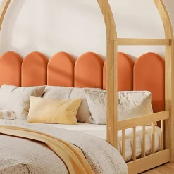 Okwish Lit gigogne cabane enfant 140x200 cm avec toit arqué et coussins en velours - pin massif naturel et orange