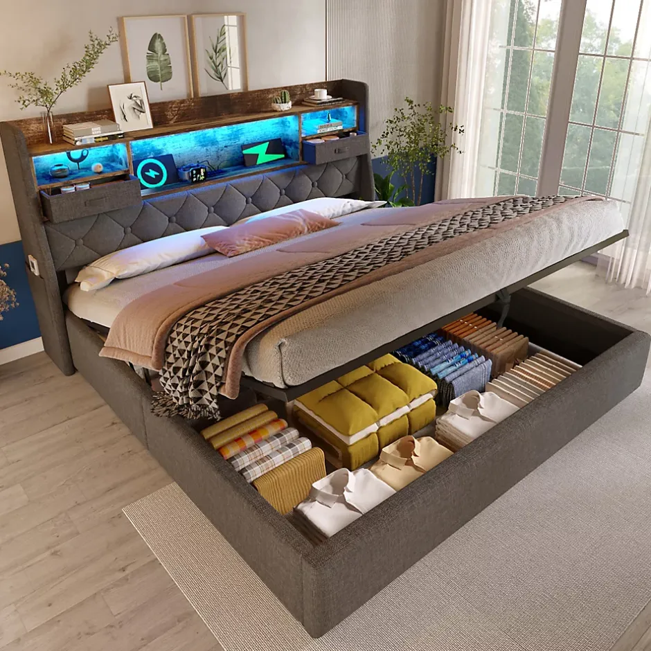 Redom Lit 140x200 cm avec rangement hydraulique, tête de lit LED multicolore, ports de charge et tissu lin gris New