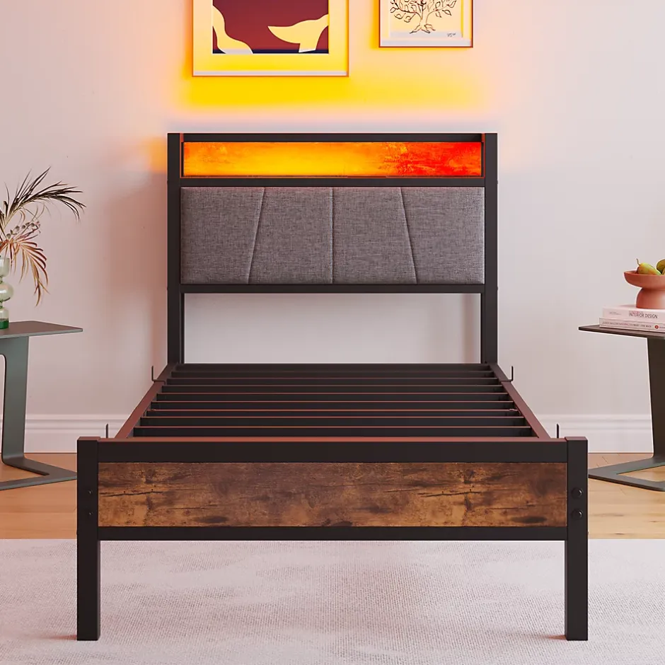 Redom Lit 90x200 cm avec tête de lit haute et LED multicolore, station de charge USB intégrée et cadre métal Outlet