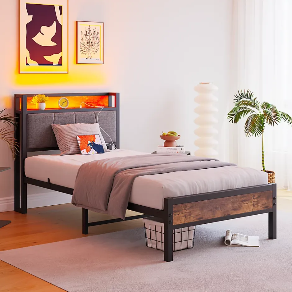 Redom Lit 90x200 cm avec tête de lit haute et LED multicolore, station de charge USB intégrée et cadre métal Outlet