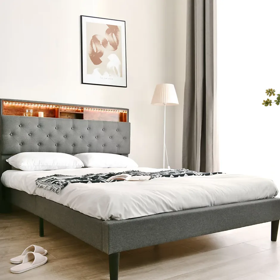 Redom Lit 140x200 cm avec tête de rangement et bande LED, cadre bois massif tapissé lin gris, rangements intégrés Clearance