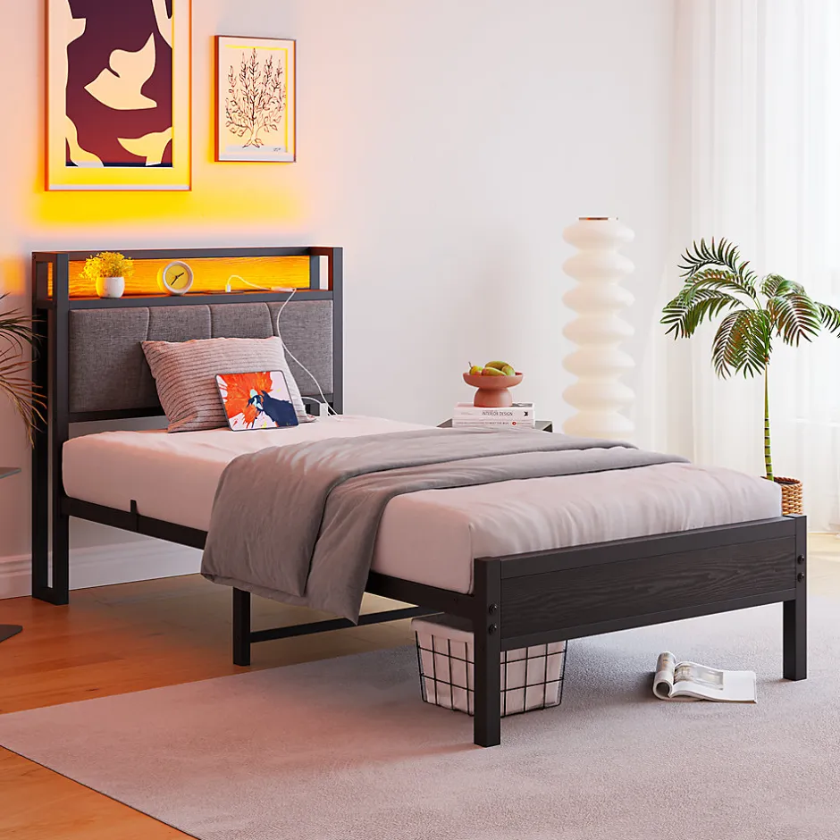 Redom Lit 90x200 cm avec tête haute rembourrée, LED intégrées et station de charge USB, cadre métal noir