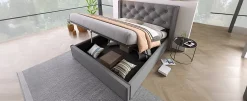 Redom Lit 160x200 cm coffre de rangement avec sommier relevable et tête de lit capitonnée en tissu coton gris Outlet