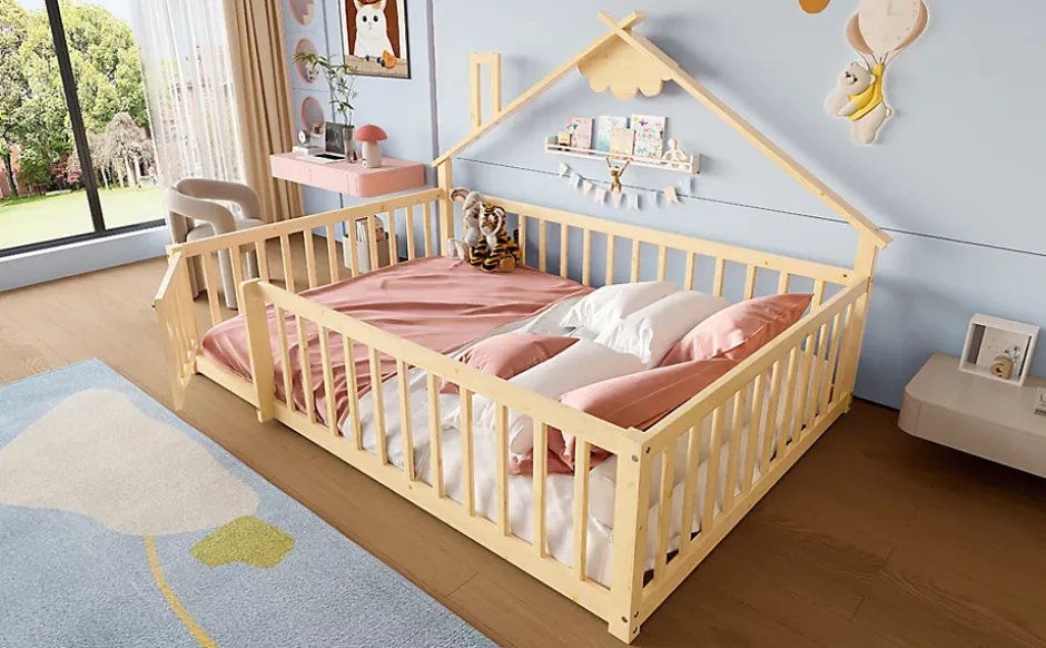 Redom Lit 140x190 cm en pin naturel avec balustrade 32 cm et serrure, style maisonnette pour enfant Hot
