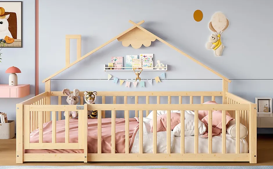 Redom Lit 140x190 cm en pin naturel avec balustrade 32 cm et serrure, style maisonnette pour enfant Hot