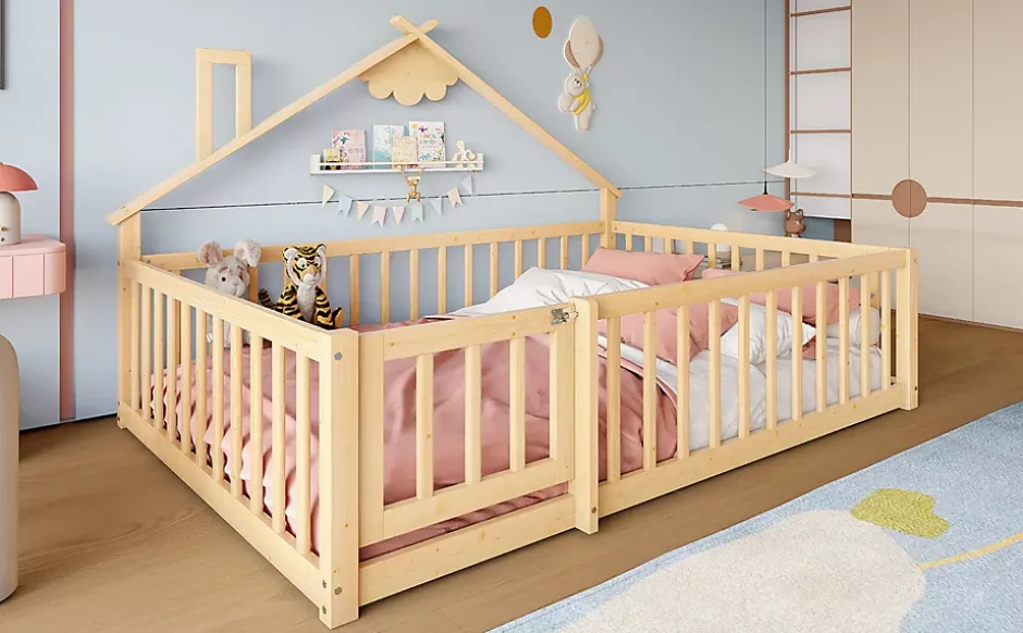 Redom Lit 140x190 cm en pin naturel avec balustrade 32 cm et serrure, style maisonnette pour enfant Hot