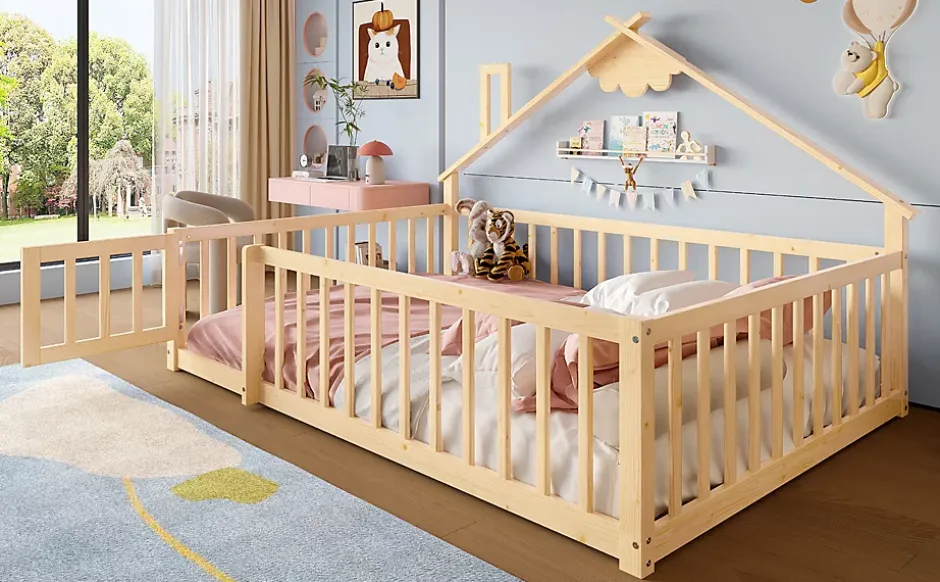 Redom Lit 140x190 cm en pin naturel avec balustrade 32 cm et serrure, style maisonnette pour enfant Hot