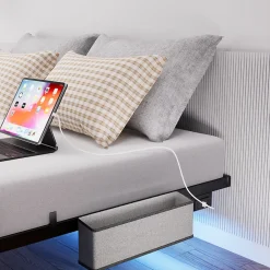 Redom Lit 160x200 cm flottant en acier noir avec éclairage LED, station USB-C et poche de rangement