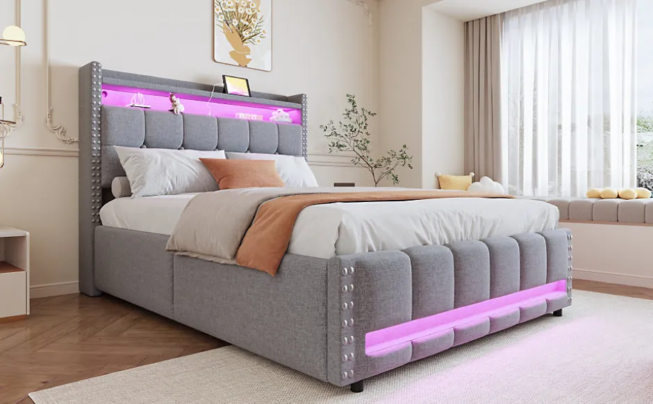 Redom Lit 140x200 cm tapissé lin gris clair avec rangement hydraulique et éclairage LED multicolore