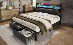 Redom Lit 140x200 cm tête de lit avec rangement et tiroirs, cadre métal et tissu lin gris, LED et station USB New