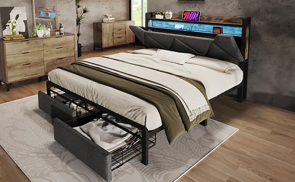 Redom Lit 140x200 cm tête de lit avec rangement et tiroirs, cadre métal et tissu lin gris, LED et station USB New