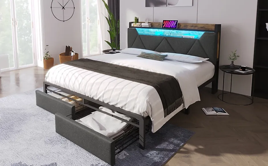 Redom Lit 140x200 cm tête de lit avec rangement et tiroirs, cadre métal et tissu lin gris, LED et station USB New