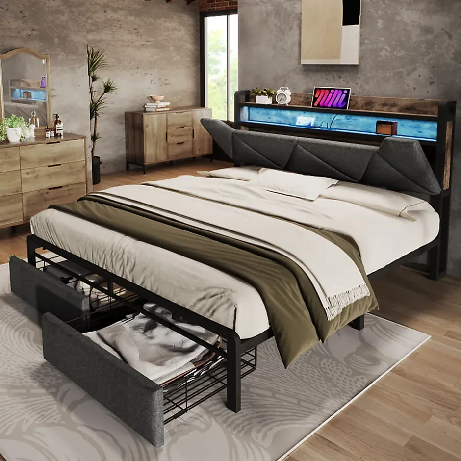 Redom Lit 140x200 cm tête de lit avec rangement et tiroirs, cadre métal et tissu lin gris, LED et station USB New