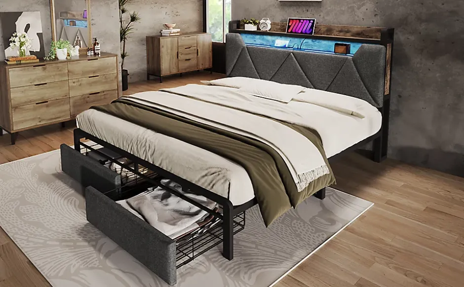 Redom Lit 140x200 cm tête de lit avec rangement et tiroirs, cadre métal et tissu lin gris, LED et station USB New