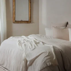 Linnea Parure de lit 3 pièces 240x220 cm et 65x65 cm mousseline de coton MILOS beige ficelle