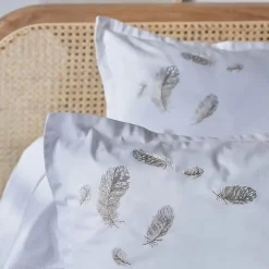 Linnea Parure de lit brodée 3 pièces : housse 260x240 cm et taies 50x70 cm en satin de coton NINA blanc Sale