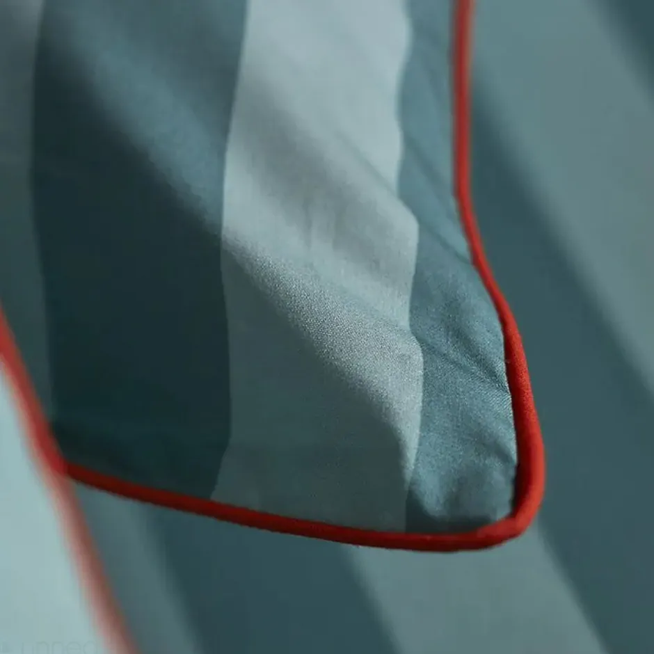Linnea Parure de lit brodée 3 pièces : housse 200x200 cm et taies 50x80 cm en percale de coton PASSE MONTAGNE bleu givré