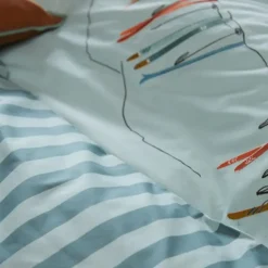 Linnea Parure de lit brodée 2 pièces : housse 140x200 cm et taie 65x65 cm en percale de coton PASSE MONTAGNE bleu givré