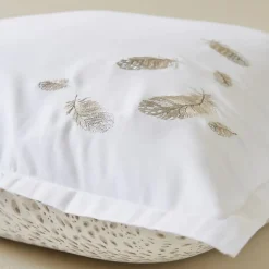 Linnea Parure de lit brodée 3 pièces : housse 250x220 cm et taies 50x80 cm en satin de coton NINA blanc