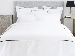 Vente-unique Parure de lit percale de coton 80 fils/cm² - Housse de couette 220 x 240 cm + 2 taies d'oreiller - Blanc bourdon noir - CHARMY Outlet