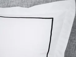 Vente-unique Parure de lit percale de coton 80 fils/cm² - Housse de couette 220 x 240 cm + 2 taies d'oreiller - Blanc bourdon noir - CHARMY Outlet