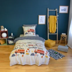 Sweeek Parure de lit réversible PINPON 1 place imprimé thème pompier en microfibre. 140 x 200cm. 1 housse de couette. 1 taie d'oreiller Discount