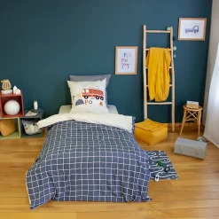 Sweeek Parure de lit réversible PINPON 1 place imprimé thème pompier en microfibre. 140 x 200cm. 1 housse de couette. 1 taie d'oreiller Discount