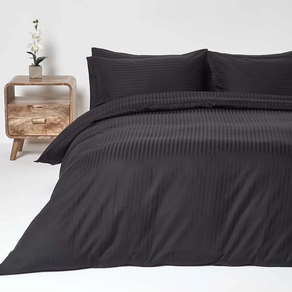 Homescapes Parure de lit satin rayé en coton égyptien 330 fils noir, 200x200cm - Clearance