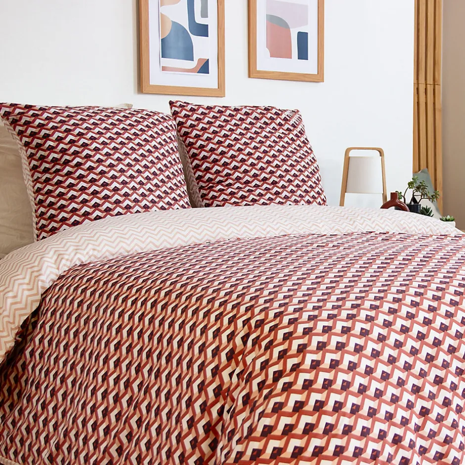Linnea Parure de lit 260x240 cm en microfibre TIAGOH rouge motif géométrique 3 pièces