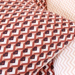 Linnea Parure de lit 260x240 cm en microfibre TIAGOH rouge motif géométrique 3 pièces